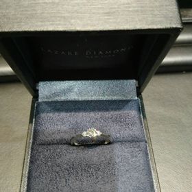 【ラザール ダイヤモンド(LAZARE DIAMOND)の口コミ】 リングが細くて華奢なところと、メレダイヤが両横に付いているデザインが…