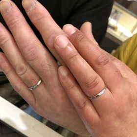 【SWEET BLUE DIAMOND(スウィートブルーダイヤモンド)の口コミ】 曲線なシンプルなデザインですがお互いに気に入り購入致しました。　価格…