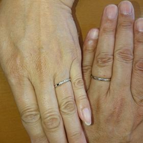 【Something Blue(サムシングブルー)の口コミ】 艶ありか艶消しのマットな素材か悩みましたがこの指輪はマット素材、艶あ…