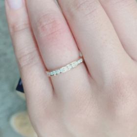 【ROYAL ASSCHER(ロイヤル・アッシャー)の口コミ】 個性的で他のブランドでは見かけないデザインが多いです。その中でもメレ…