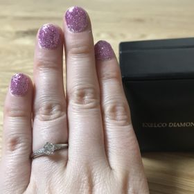 【エクセルコダイヤモンド(EXELCO DIAMOND)の口コミ】 一石ではなく、ダイヤがいくつか並んだデザインを希望していましたが、よ…