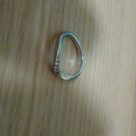 【俄(にわか)の口コミ】 シンプルな丸型では無くねじってある形になっていることで指が綺麗に見え…