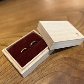 【ichi(イチ)の口コミ】 指輪のデザインは、何種類もの見本を見せてもらいその中から自分達で決め…