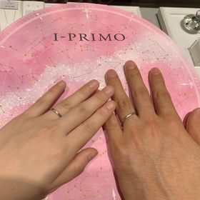 【アイプリモ(I-PRIMO)の口コミ】 幾つか試着させてもらって、シンプルだけど光が当たるとダイヤが光ってて…