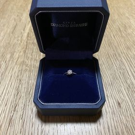 【銀座ダイヤモンドシライシの口コミ】 一石のソリティアタイプで、プラチナという、シンプルかつ王道な婚約指輪…