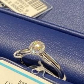 【銀座ダイヤモンドシライシの口コミ】 ソリティアタイプが好みの方にオススメの形です。
一石のダイヤモンドを取…