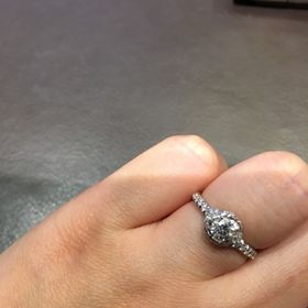 【ショーメ(CHAUMET)の口コミ】 昔から憧れのデザインで、婚約指輪はこれと決めていました。名前の通り、…