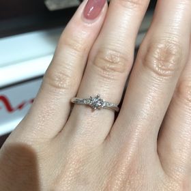 【アンジェリックフォセッテ(Angelique Fossette)の口コミ】 手が美しく見えるようにカーブされたデザインの指輪です。ダイヤがライン…