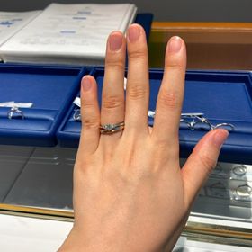 【銀座ダイヤモンドシライシの口コミ】 V字ラインでプラチナとゴールドのコンビの結婚指輪を探しており、このAigl…