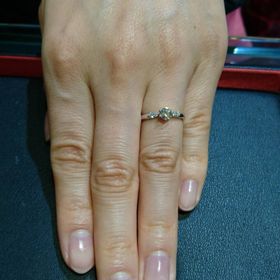 【ラザール ダイヤモンド(LAZARE DIAMOND)の口コミ】 真ん中のメインのダイヤモンドの両サイドにメレダイヤが二つぶずつセット…