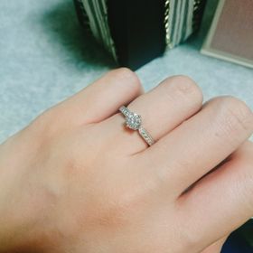 【BIJOUPIKO(ビジュピコ)の口コミ】 一目惚れして購入。婚約指輪はキラキラしている物が良くて、ミルウチと、…