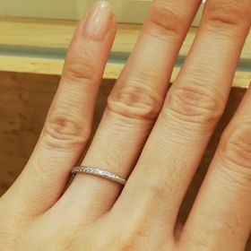 【Mariage ent(マリアージュエント)の口コミ】 左下から右上へ、斜めにダイヤが並んでいるデザイン。見る角度によって表…