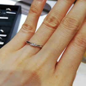 【ラザール ダイヤモンド(LAZARE DIAMOND)の口コミ】 あまり派手なデザインでないほうがよいという希望を伝えたところ、このリ…