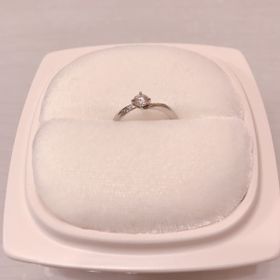 【俄(にわか)の口コミ】 シンプルなデザインなのでよいと思いました。
中央のダイヤモンドも大きす…