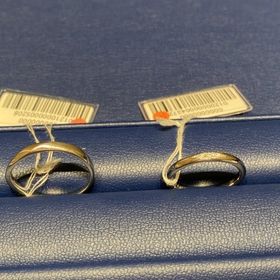 【銀座ダイヤモンドシライシの口コミ】 新郎のは緩いウェーブがかかった着け心地重視ので私のは一目惚れしたスト…