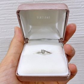 【ジュエリーツツミ(JEWELRY TSUTSUMI)の口コミ】 せっかくなら指が長く綺麗に見えるように、真っ直ぐではなく曲線をえがい…