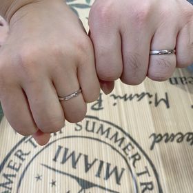 【銀座ダイヤモンドシライシの口コミ】 たくさんのデザインがあり、男性用女性用共に個性があり指輪全体が丸みが…