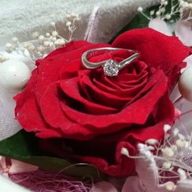 【エクセルコダイヤモンド(EXELCO DIAMOND)の口コミ】 シンプルだけど長く使えるものを選びました。
ダイアモンドの形も可愛いし…