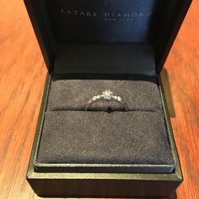 【ラザール ダイヤモンド(LAZARE DIAMOND)の口コミ】 デザインはシンプルですが流石ラザールで輝きが素晴らしいのでそのバラン…