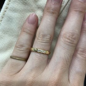 【ラザール ダイヤモンド(LAZARE DIAMOND)の口コミ】 ゴールド、デザインがシンプルすぎて将来的に飽きないかどうか。
私は男性…