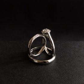 【ラザール ダイヤモンド(LAZARE DIAMOND)の口コミ】 ずっと欲しかった取り巻きのリングと、重ねた時に綺麗に見える上品で華の…