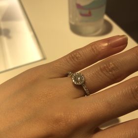 【GALA JEWELRY(ガラジュエリー)の口コミ】 このデザインは中心ダイヤの周りをさらに取り囲んでいるので、小さいカラ…