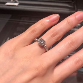 【エクセルコダイヤモンド(EXELCO DIAMOND)の口コミ】 元々は丸い取り巻きのデザインで探していましたがエクセルコさんにはなく…