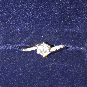 【銀座ダイヤモンドシライシの口コミ】 センターのストーンの他リングにもダイヤモンドが、付けられており、シン…