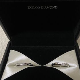 【エクセルコダイヤモンド(EXELCO DIAMOND)の口コミ】 女性側の指輪はミル打ちでダイヤモンドが端まで入っているような光沢感で…