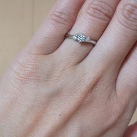 【銀座ダイヤモンドシライシの口コミ】 全体的に手が小さいため、大きな石は似合わなかったため、指輪探しが難航…