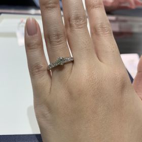 【MIKIMOTO(ミキモト)の口コミ】 丸みを帯びたデザインで、サイドに3石ずつメレダイヤが付いています。他の…