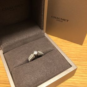 【ショーメ(CHAUMET)の口コミ】 歳を重ねても違和感なく着けられる、婚約指輪っぽくないデザインが決め手…