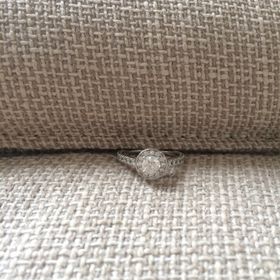 【4℃ BRIDAL(ヨンドシーブライダル)の口コミ】 【デザイン】
今後ラグジュアリー感のあるリングを買う機会などないだろう…