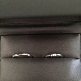 【ラザール ダイヤモンド(LAZARE DIAMOND)の口コミ】 私の方の指輪には三つのダイヤがついています。
「三つのダイヤには、過去…