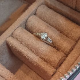 【エクセルコダイヤモンド(EXELCO DIAMOND)の口コミ】 デザインに込められた意味に惹かれました。指輪には中央のを含めて、バラ…