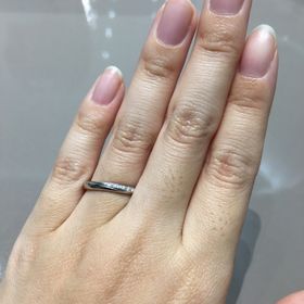 【4℃ BRIDAL(ヨンドシーブライダル)の口コミ】 「夜明け」という結婚指輪です。中央のあたりからダイヤが斜めに入ってお…