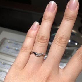 【アイプリモ(I-PRIMO)の口コミ】 プラチナです。Vラインなのでとても綺麗に指が見えます。そして、長く見え…