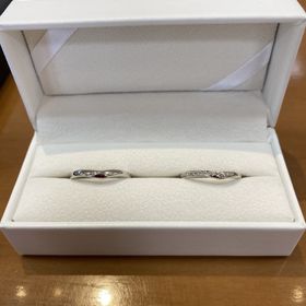 【Pink Dolphin Diamond(ピンクドルフィンダイヤモンド)の口コミ】 デザインが気に入り、この指輪にしました。
ストレートや太めではなく、試…