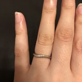 【et toi(エトワ)の口コミ】 何十種類もの指輪を付けて比較して決めました。
形がお気に入りで、指が長…