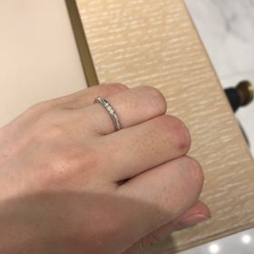 【ティファニー(Tiffany & Co.)の口コミ】 シンプルなデザインを求めていたので、この指輪に出会いました。ストレー…