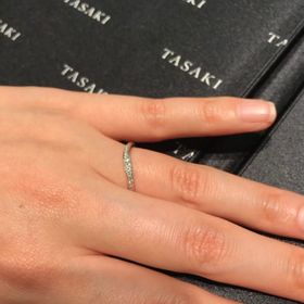 【TASAKI(タサキ)の口コミ】 素材は両方ともプラチナです。
シンプルな指輪も見せていただきましたが、…