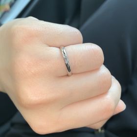 【銀座ダイヤモンドシライシの口コミ】 シンプルかつ華やかさもある、3つダイヤがついたストレートリングを探して…