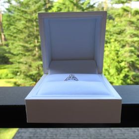 【ギンザタナカブライダル(GINZA TANAKA BRIDAL)の口コミ】 旦那さんにサプライズで買ってもらいましたが、ダイヤが真ん中にひとつと…