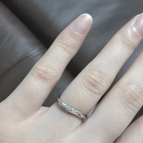 【アイプリモ(I-PRIMO)の口コミ】 派手すぎないけど綺麗な指輪を探し、こちらに決めました。カーブがかかっ…