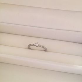 【STAR JEWELRY(スタージュエリー)の口コミ】 シンプルで大きい一粒ダイヤが憧れでしたが、実際に試着してみると控えめ…