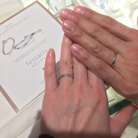 【festaria bijou SOPHIA(フェスタリア ビジュソフィア)の口コミ】 素材はプラチナです。女性用は、ダイヤモンドが手前の側面に並んでいて、…