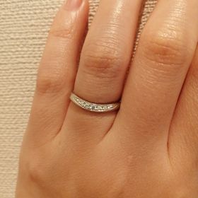 【ROYAL ASSCHER(ロイヤル・アッシャー)の口コミ】 私も主人もアクセサリーが痒くなったりして苦手でリングは今まで全くして…