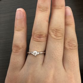 【et toi(エトワ)】の口コミ あまり太いリングは嫌だなと思っていたので、ダイヤのサイドが細身になって...