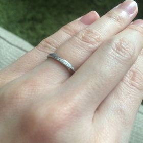 【4℃ BRIDAL(ヨンドシーブライダル)の口コミ】 斜めのラインにダイヤモンドが入っていて、いろいろと試着してみましたが…