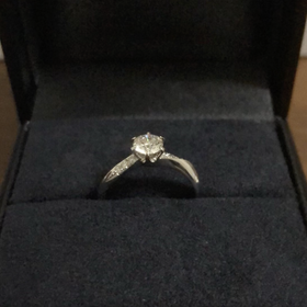 【ラザール ダイヤモンド(LAZARE DIAMOND)の口コミ】 彼女が立て爪の婚約指輪を希望していましたので、立て爪でウェーブデザイ…